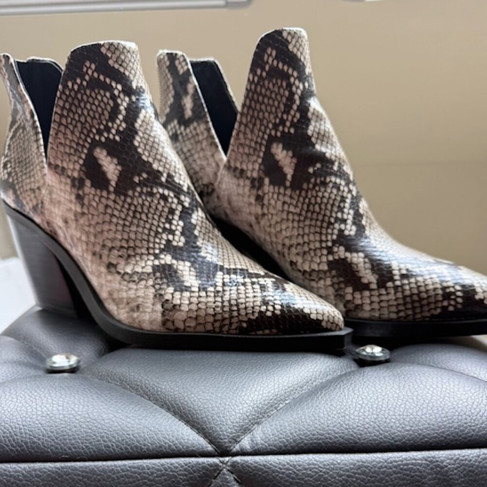 New, Never Worn, Vince Camuto Bibestie Leather Bootie, Natural Multi Size 7M